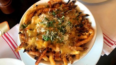 Fries Mansour with Gruyere cheese and au poivre
