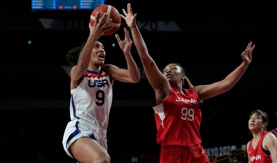 United States' A'Ja Wilson (9), left, drives past