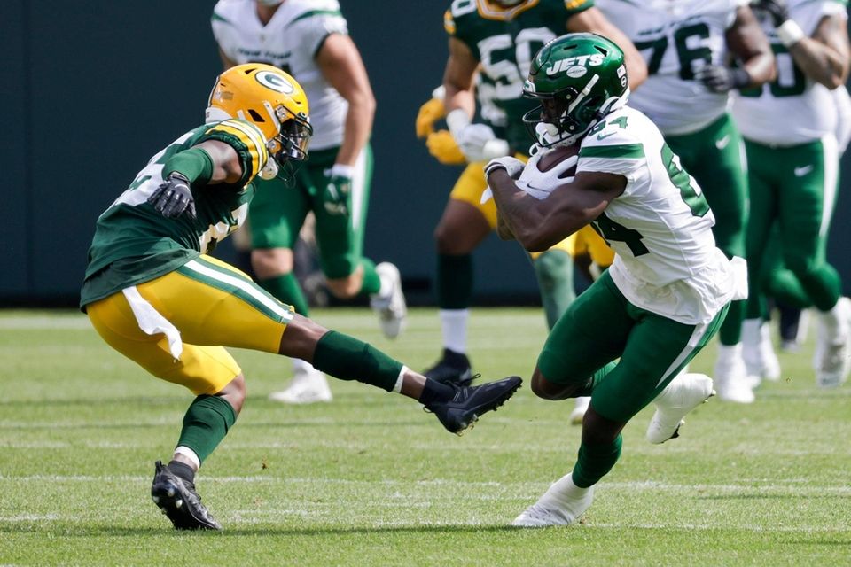 New York Jets' Corey Davis tries to get