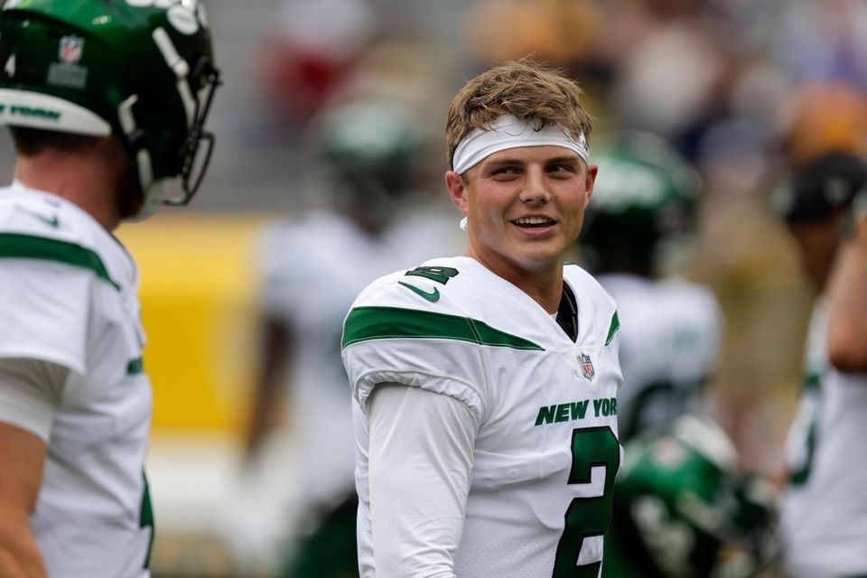 New York Jets' Zach Wilson warms up before