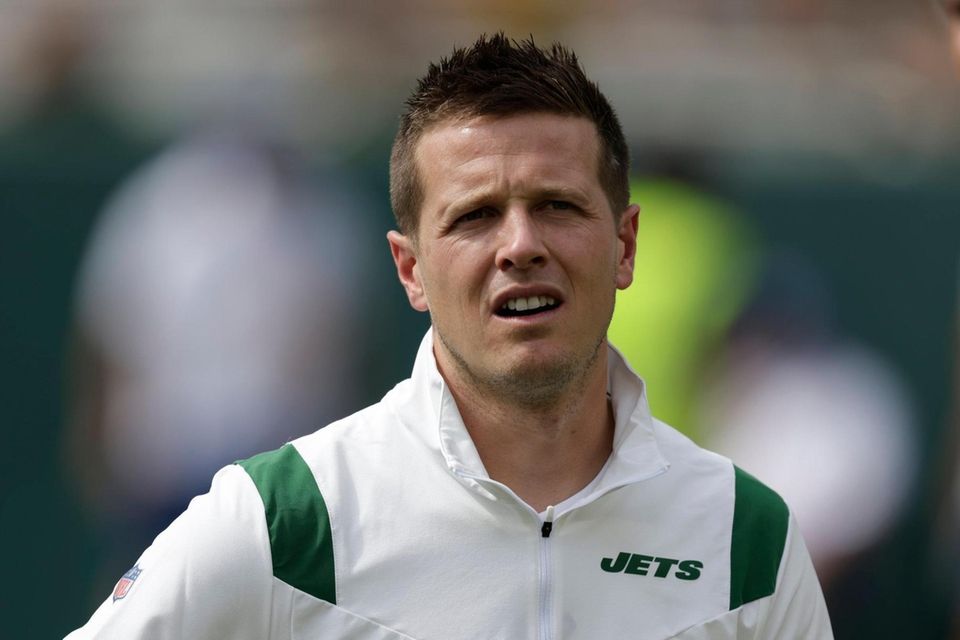 Jets offensive coordinator Mike LaFleur before an NFL