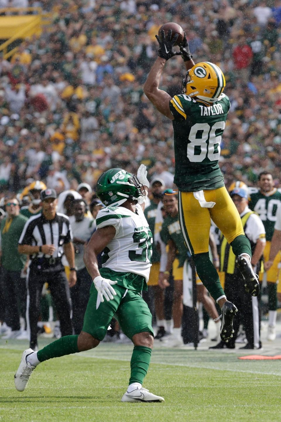 Green Bay Packers' Malik Taylor catches a pass