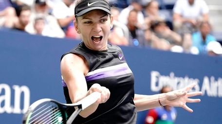 Simona Halep with the forehand return against Nicole