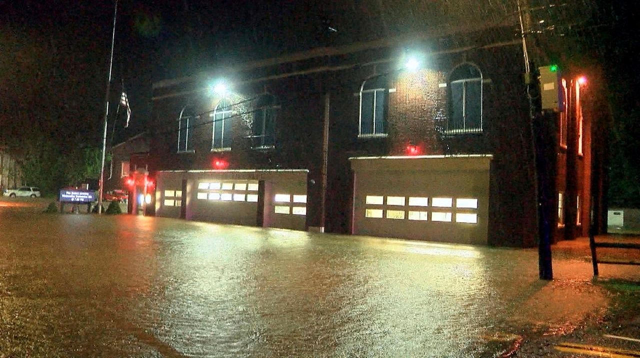 I passeggeri hanno esortato a non utilizzare la LIRR senza migliaia di elettricità dopo l’alluvione dell’Ida LI