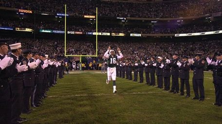 Vinny Testaverde runs on the field between legions