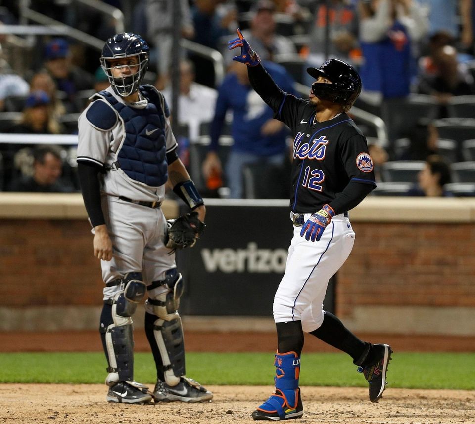 Francisco Lindor #12 of the New York Mets