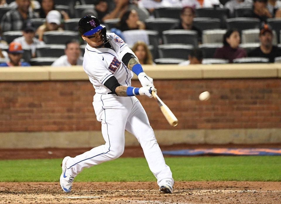 New York Mets second baseman Javier Baez hits