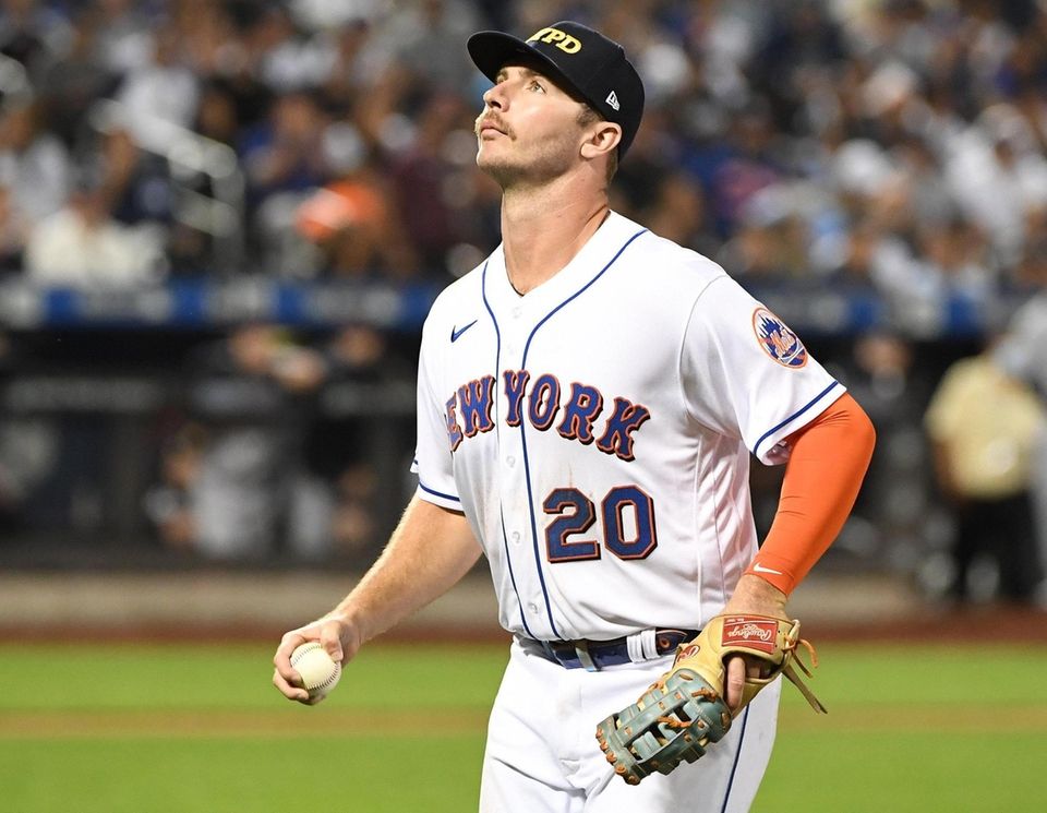 New York Mets first baseman Pete Alonso wears