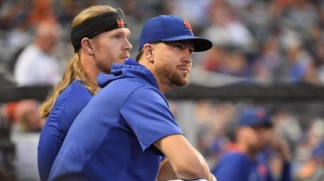 Mets pitchers Jacob deGrom and Noah Syndergaard look