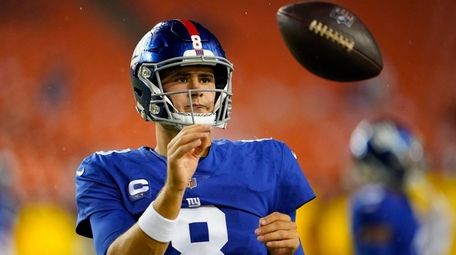 Giants quarterback Daniel Jones catches the ball before