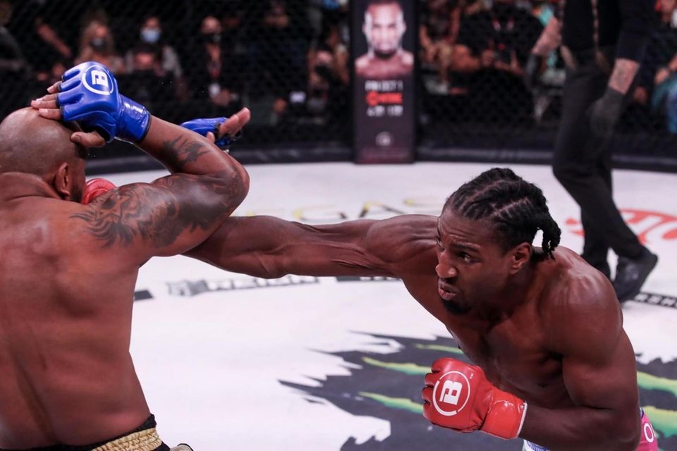 Phil Davis (pink shorts) defeated Yoel Romero in