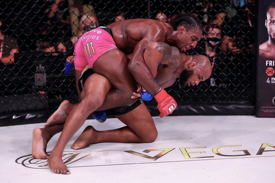 Phil Davis (pink shorts) defeated Yoel Romero in