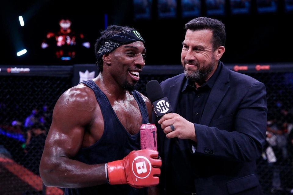 Phil Davis (pink shorts) defeated Yoel Romero in