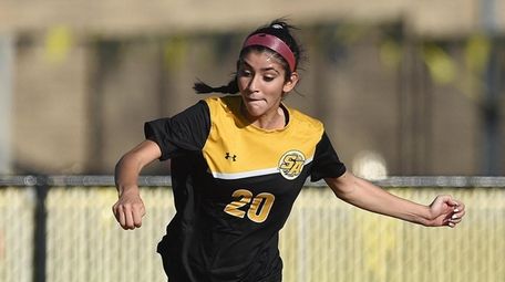 Eva LaVecchia #20 of St. Anthony's gets ready