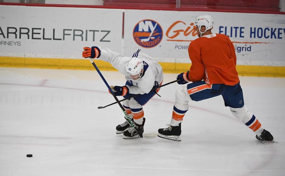 New York Islanders' Zdeno Chara defends Anatolii Golyshev