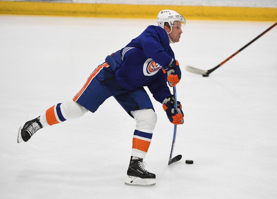 New York Islanders right winger Leo Komarov shoots
