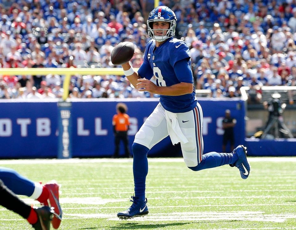 Daniel Jones #8 of the New York Giants