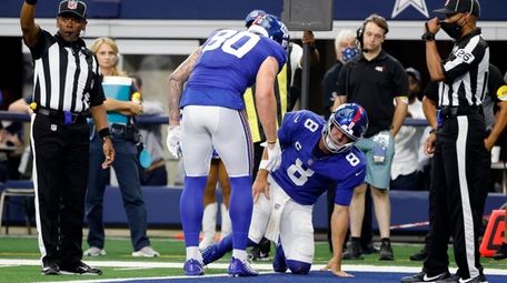 Giants tight end Kyle Rudolph checks on quarterback