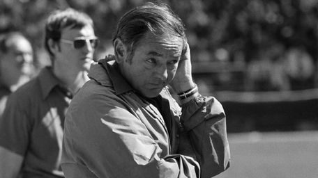 New York Giants head coach Bill Arnsparger contemplates