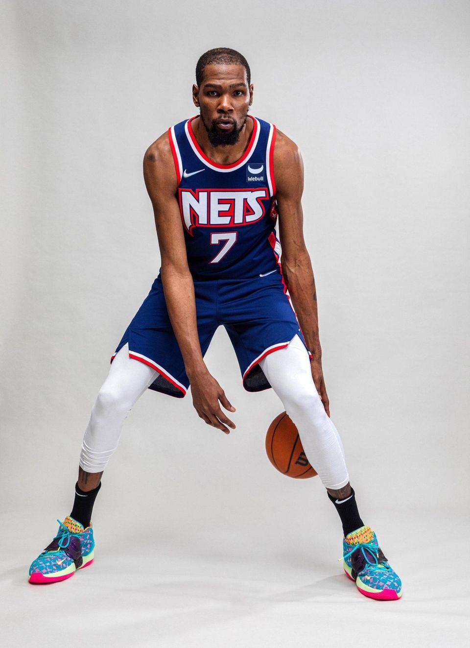 Kevin Durant shows off the Nets' new "Nike