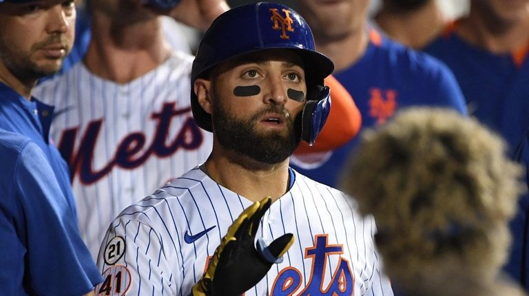 Mets' Kevin Pillar hit in face by 94 mph fastball that got away