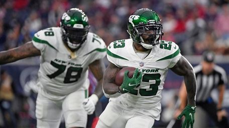 Jets running back Tevin Coleman (23) carries with