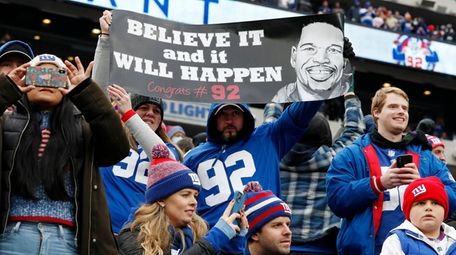 Fans cheer former Giant Michael Strahan during his