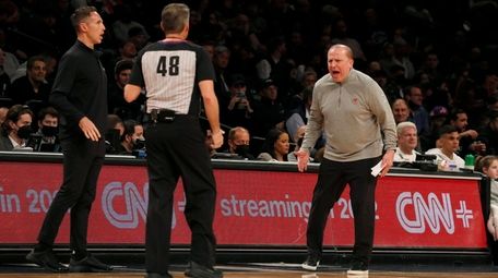 New York Knicks head coach Tom Thibodeau argues