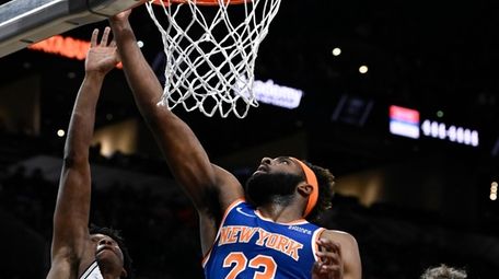Knicks' Mitchell Robinson (23) shoots against San Antonio