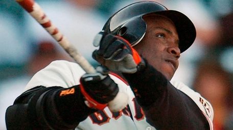 The Giants' Barry Bonds watches a solo home