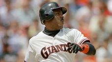 Giants outfields Barry Bonds swings against the Dodgers