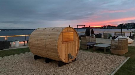 The Aqua Beach Hotel in Aquebogue offers this sauna,