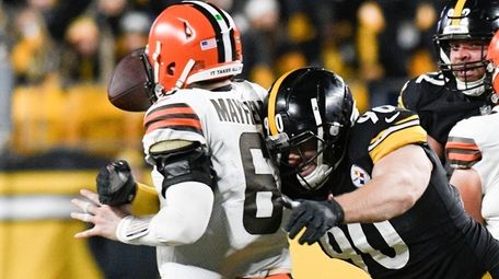 Steelers outside linebacker T.J. Watt sacks Browns quarterback
