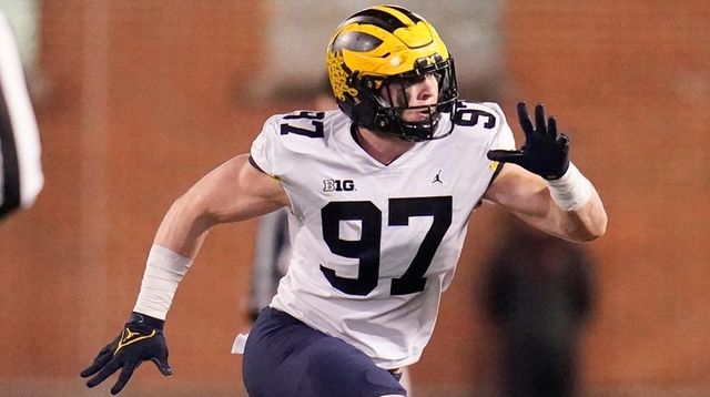 Michigan defensive end Aidan Hutchinson rushes in on