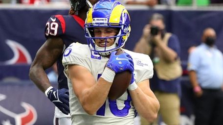 Cooper Kupp from Rams catches the ball
