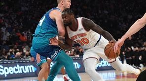 New York Knicks forward Julius Randle drives against