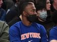 Knicks guard Kemba Walker, center, adjusts a knee