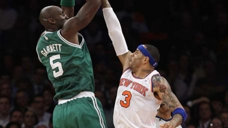 Boston Celtics center Kevin Garnett (5) shoots over