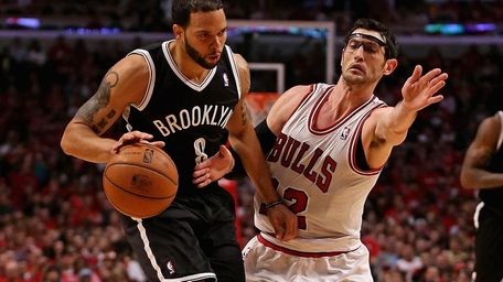 CHICAGO, IL - APRIL 27: Deron Williams #8