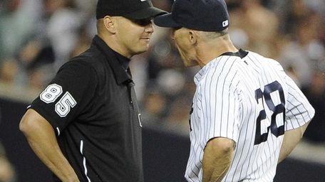 Yankees manager Joe Girardi argues a call with