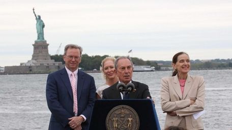 Mayor MIcheal Bloomberg breaks ground on The Hills,