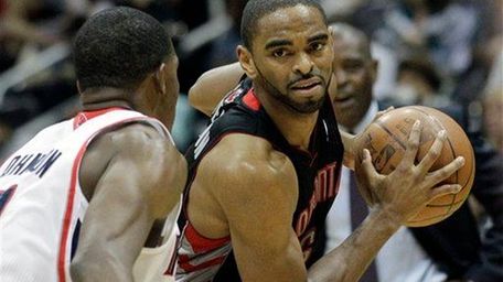 Toronto Raptors forward Alan Anderson looks to pass
