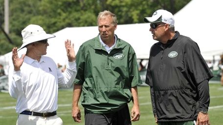 Jets owner Woody Johnson, left, talks with general