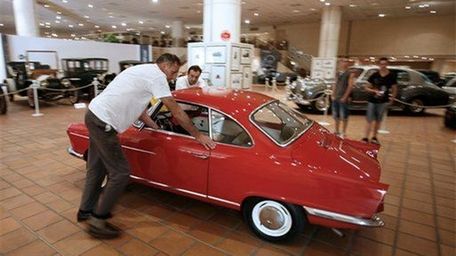 Workers set up a NSU Sport Prinz of