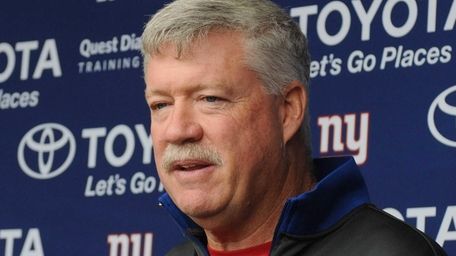 Giants offensive coordinator Kevin Gilbride speaks with the