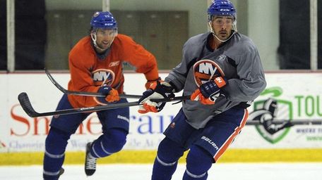Islanders right wing Cal Clutterbuck, right, and right