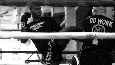 Wayne Barrett in training for a Glory Kickboxing
