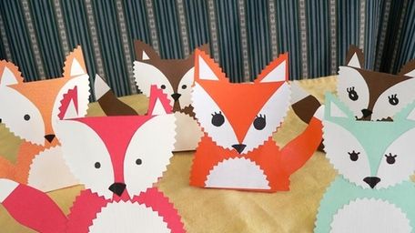 Want to decorate a fun table for Thanksgiving?