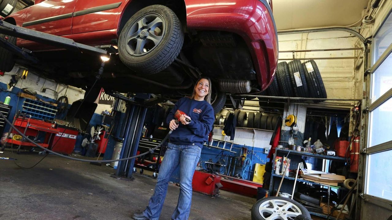 Queens mechanic teaches car owners what they 'auto know' | Newsday