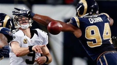 New Orleans Saints quarterback Drew Brees, left, throws